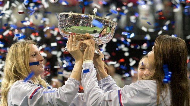 OPORY. Petra Kvitov a Lucie afov s trofej pro vtze Fed Cupu.