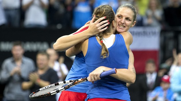VÍTĚZNÉ OBJETÍ. Barbora Strýcová a Karolína Plíšková po čtyřhře ve finále Fed Cupu.