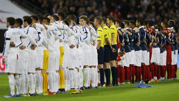 Fotbalist i fanouci ve Wembley vzdali ped zpasem Anglie - Francie hold obtem teroristickho toku v Pai.