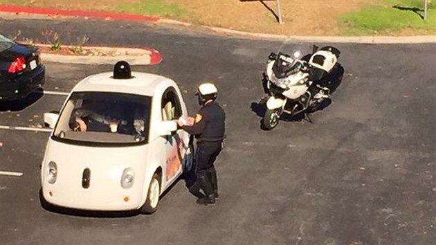 Policista zastavil samodc auto Google
