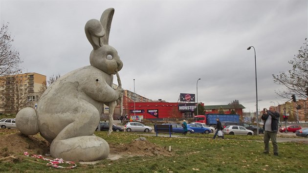 Socha králíka, který požírá člověka, nese název Panoptikum. Jejím autorem je student Fakulty umění a designu ZČU v Plzni Adam Trbušek. (12. listopadu 2015)