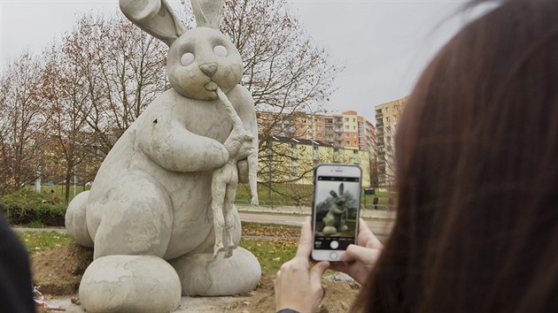 Socha králíka, který požírá člověka, nese název Panoptikum. Jejím autorem je student Fakulty umění a designu ZČU v Plzni Adam Trbušek. (12. listopadu 2015)
