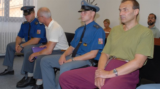 Josef Kott (vpedu) a Michal Kutlek byli za srii vrad z potku kvtna 1990 odsouzeni na doivot.