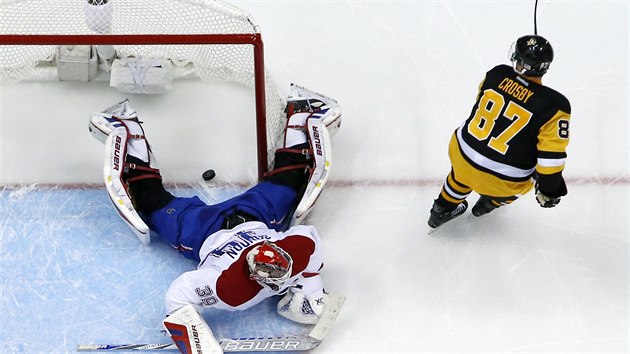 Sidney Crosby z Pittbsurghu prv promnil rozhodujc njezd v duelu s Montrealem. Glman Mike Condon byl bez ance.