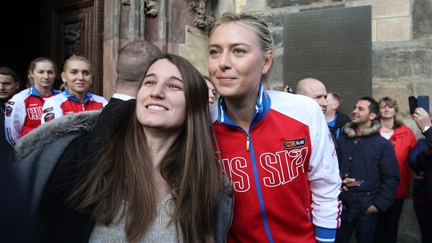 Maria arapovov se fot s turistkou ped Staromtskou radnic.