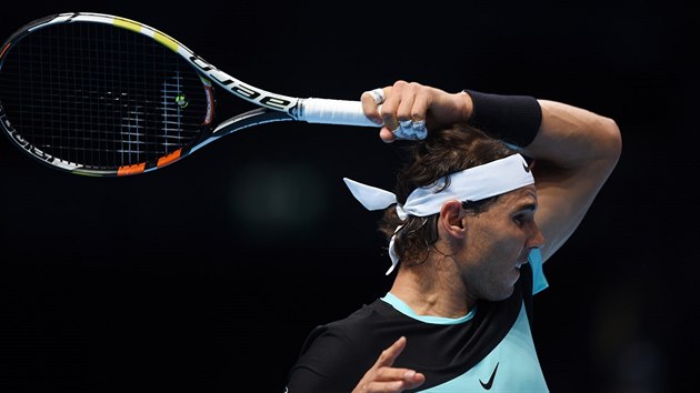 panlsk tenista Rafael Nadal v duelu Turnaje mistr se Stanem Wawrinkou ze vcarska.