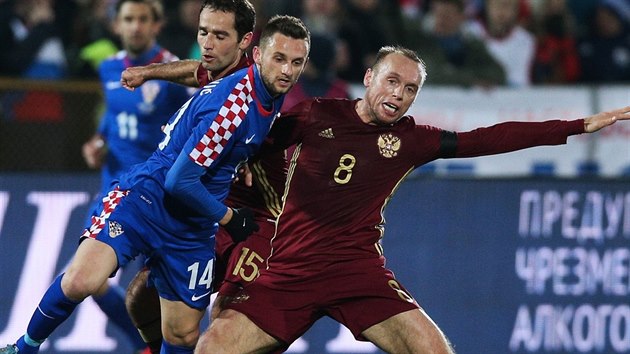 Rut fotbalist Roman irokov (vpravo) a  Denis  Gluakov v souboji s Marcelem Brooviem z Chorvatska.