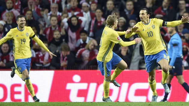 vdsk kanonr Zlatan Ibrahimovic (vpravo) se raduje se spoluhri z glu v duelu v Dnsku.
