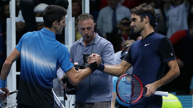 Roger Federer (vpravo) pijm gratulaci od Novaka Djokovie.