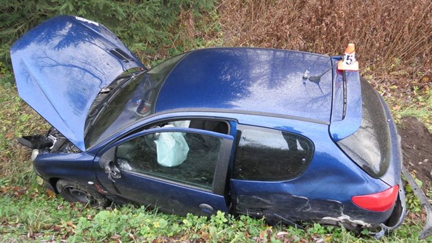 idi pedjdl na umpersku do zatky, z protismru ale vyjelo dal auto a pestoe myku dokonil, vozy se stetly a skonily mimo silnici.