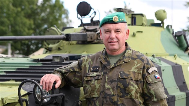 Velitel 7. mechanizované brigády z Hranic Josef Kopecký, který jako první eský...