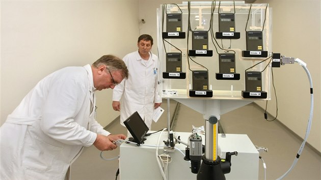 Jiří Brandýs (v popředí) a Jan Nožka u kalibrátoru v laboratoři olomouckého etalonu ionizujícího záření. Ten slouží ke kalibrování osobních měřicích přístrojů radioaktivního záření - dozimetrů.