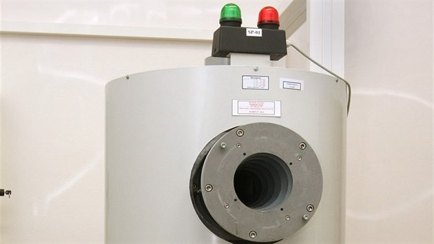 Ozařovač v laboratoři olomouckého etalonu ionizujícího záření, který vyzařuje gama záření. Slouží ke kalibrování osobních měřicích přístrojů radioaktivního záření - dozimetrů.