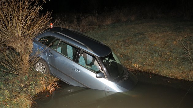 Silně opilý řidič dostal na Šumpersku smyk, vyjel mimo silnici a skončil s autem v rybníčku. Poté se snažil jednoho z místních přesvědčit, aby mu pomohl vůz vytáhnout.
