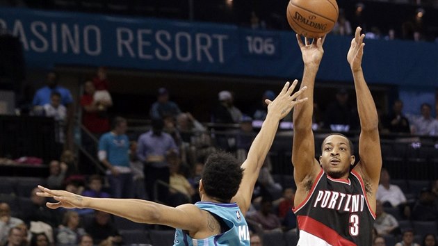 C. J. McCollum (vpravo) z Portlandu stl na ko Charlotte pes Jeremyho Lamba.