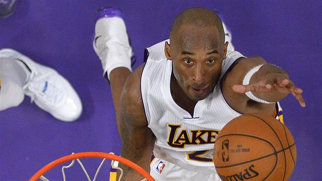 Kobe Bryant z LA Lakers zakonuje na ko Detroitu.
