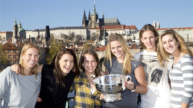 esk vtzky s Fed Cupem - zleva Lucie Hradeck, Lucie afov, Barbora Strcov, Petra Kvitov, Karolna Plkov a Denisa Allertov.