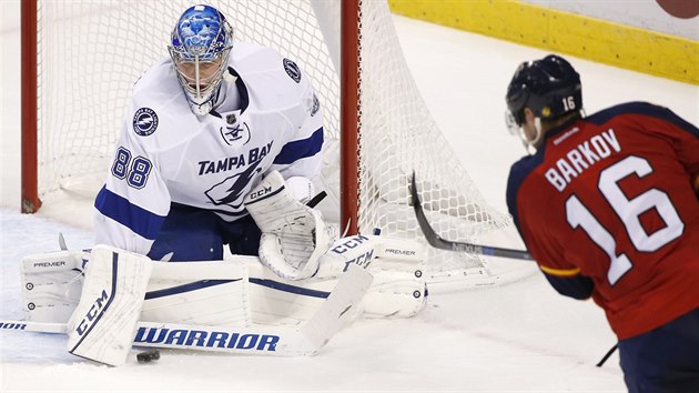 Aleksander Barkov z Floridy stl na branku  Andreje Vasilevskho z Tampa Bay.