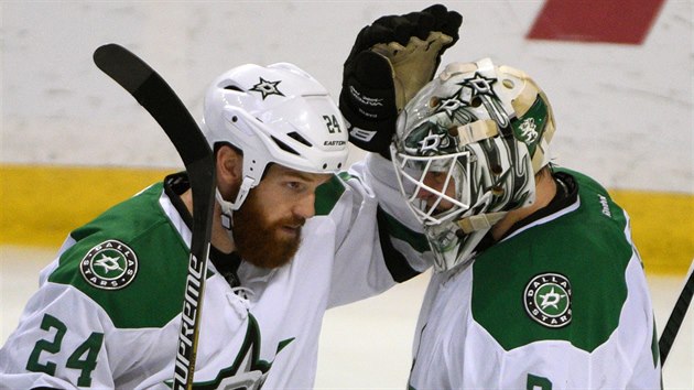 Jordie Benn (vlevo) a Antti Niemi slav vhru Dallasu.