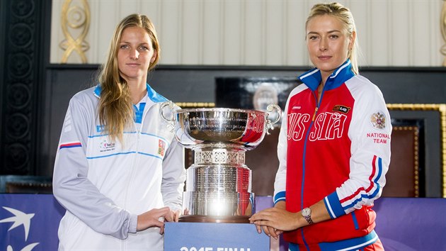 Karolna Plkov (vlevo) a Maria arapovov pi slavnostnm losu Fed Cupu