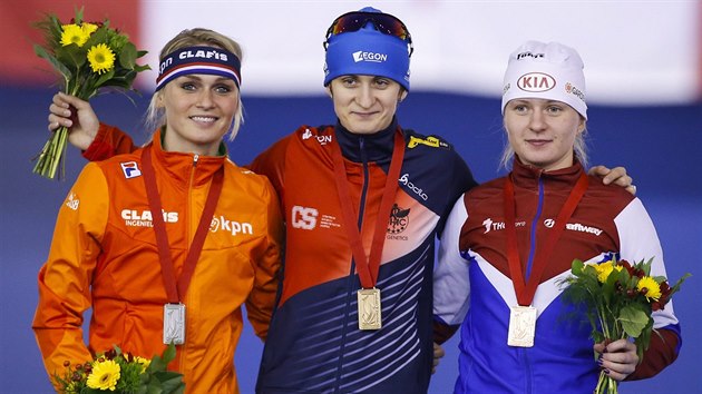 Martina Sblkov (uprosted) ovldla v Calgary zvod SP na 3 000 metr, vlevo je druh Irene Schoutenov, vpravo pak tet Natalija Voroninov.
