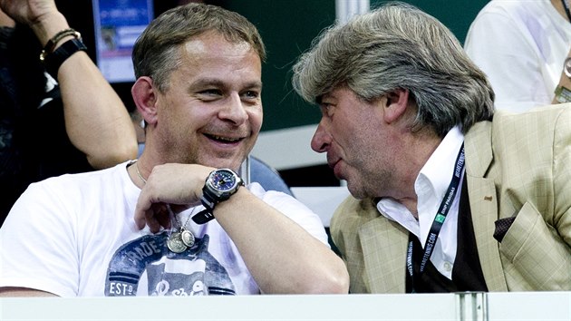 Reisr Filip Ren (vlevo) a podnikatel Tom Chrenek v drunm hovoru bhem finle Fed Cupu