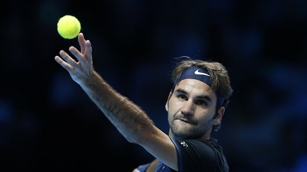 Roger Federer servruje v duelu Turnaje mistr proti Niikorimu
