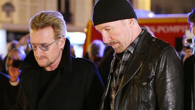 Bono a The Edge z kapely U2 vzdali v Paříži hold obětem pátečního masakru (14. listopadu 2015).