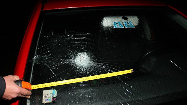 Vandal poniil nkolik aut v Hradci Krlov, majitel ohlsili pokozen pneumatiky, rpance v laku i rozbit skla.