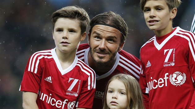 David Beckham, jeho synov Cruz a Romeo a dcera Harper (Manchester, 14. listopadu 2015)