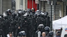 Francouzská speciální jednotka ve tvrti Saint-Denis v Paíi, kde provedla...