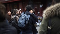 Obyvatelé Paříže před kavárnou Carillon truchlí za oběti teroru (14. listopadu...