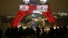 V Paříži se po třech dnech opět rozsvítila Eiffelova věž (16. listopadu 2015)
