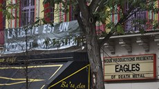 Paíský klub Bataclan, kde teroristé povradili 89 lidí (17. listopadu 2015)