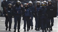 Francouztí policisté hlídkují nedaleko kostela Sacre Coeur, na vrcholu kopce Montmartre s výhledem na Paí.