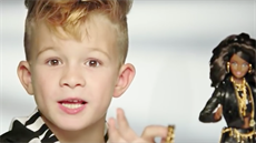 Chlapec v reklamě na panenku mění stereotypy