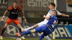 O st�elu se pokou�í Pavel Moulis z Olomouce (vpravo), blokuje ho jihlavský...