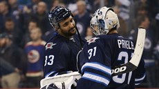 DOBRÉ TO BYLO.  Obránce Dustin Byfuglien z Winnipegu chválí brankáe Ondeje...