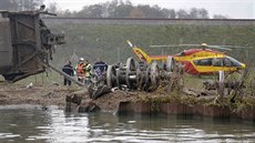 Záchranái prohledávají trosky testovacího rychlovlaku TGV, který vykolejil...