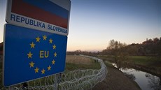 Bariéra z iletkového drátu stojí od stedy na slovinsko-chorvatské hranici.