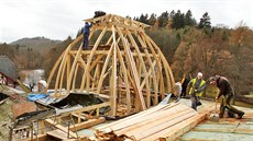 V Kyselce dokonují konstrukci krovu obnovené kopule ve vily Vilemína.