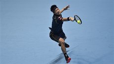 Japonský tenista Kei Niikori se natahuje po míku v Turnaji mistr proti...