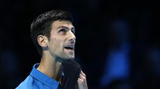 CO TY, TAM NAHOŘE? Srbský tenista Novak Djokovič prožívá v utkání s Berdychem...