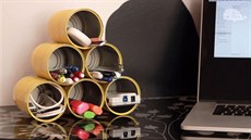 Po�ada� na drobnosti na pracovním stole z plechovek od ko�i�ího �rádla