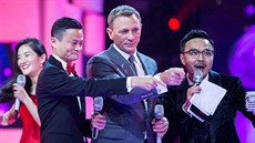P�i slavnostní akci ke Dni nezadaných se po boku �ínského multimiliardá�e Jacka Ma, který Alibabu vlastní, objevil i Daniel Craig.