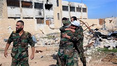 Vládní vojáci slaví bojové úspěchy nedaleko Aleppa (11. listopadu)