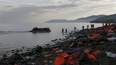 Na ecký ostrov Lesbos pijídí dalí skupina uprchlík na nafukovacím raftu...