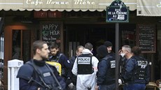 Policie na míst stelby v paíském baru v ulici Rue de le Fontaine (14....