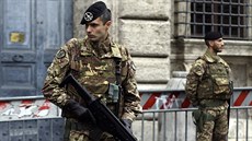 Italská armáda chrání francouzskou ambasádu v ím (14. listopadu 2015).