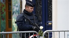 Francouzský policista hlídá oblast v blízkosti klubu Bataclan. U policejních...